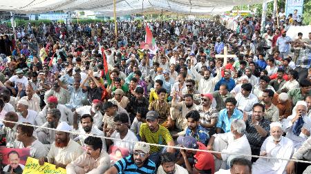 Album7 Day 2: MQM Workers & Supporters Gathered At Numaish Karachi To Show Solidarity With QET Altaf Hussain