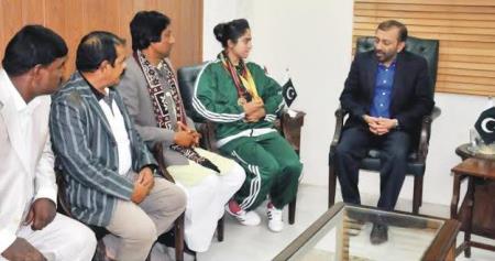 ’’ایشن پاور لفٹنگ چیمپئن شپ 2015‘‘ میں پہلی پاکستانی خاتون گولڈ میڈلسٹ ’’ٹوئینکل سہیل کھوکھر‘‘ کی خورشید بیگم سیکڑیٹریٹ میں رابطہ کمیٹی کے سینئر ڈپٹی کنوینر ڈاکٹر فاروق ستار سے ملاقات