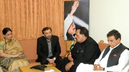 آزاد کشمیر کے وزیراعظم چوہدری عبد المجید کی سربراہی میں آزاد و مقبوضہ کشمیر کے وسیع البنیاد اور نمائندہ وفد کی نائن زیرو پر ڈاکٹر فاروق ستار اور محترمہ نسرین جلیل سے ملاقات 