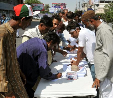 الطا ف حسین سے اظہار یکجہتی ریلی کے استقبالیہ پر دستخطی کیمپ کا انعقاد 