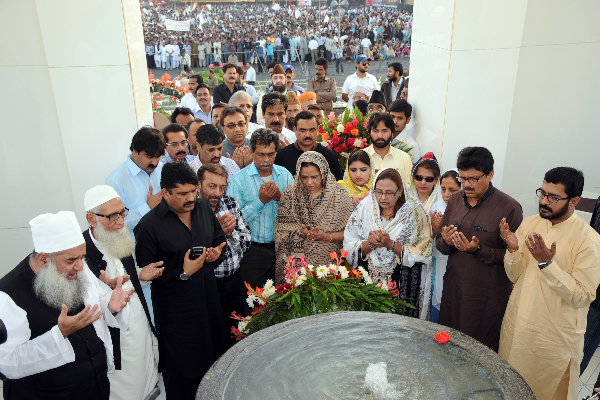 Deputy Conveners of the MQM visited the monument in Jinnah Ground and laid floral wreaths