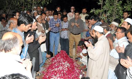 سرکاری اہلکاروں کے ہاتھوں ماورائے عدالت قتل ہونے والے ایم کیوایم قصبہ علی گڑھ سیکٹرکے ہمدردمحمدعارف کو سینکڑوں آہوں سسکیوں کے درمیان شہداء قبرستان عزیز آباد میں قبرستان میں سپردخاک کردیا