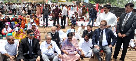 Album2 Day 4: MQM Workers & Supporters Gathered At Numaish Karachi To Show Solidarity With QET Altaf Hussain  