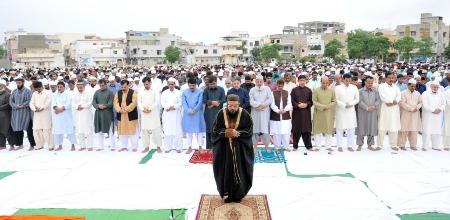 ایم کیوایم کی رابطہ کمیٹی، ارکان اسمبلی اور شعبہ جات کے ارکان نے عید الفطر کی نماز جناح گراؤنڈ عزیز آباد میں ادا کی