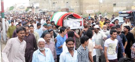 متحدہ قومی موومنٹ کے کارکنان اظہر ایوب کو سیکٹر 3 نارتھ کراچی کے مقامی قبرستان جبکہ فراصت مرزا کو شہداء قبرستان عزیز آباد میں سینکڑوں سوگواران کی سسکیوں کے درمیان سپرد خاک کردیا گیا 