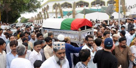 رنچھوڑ لائن سیکٹر یونٹ کے جوائنٹ انچارج محمد شکیل کو آہوں اور سسکیوں کے درمیان ڈیفنس کے قبرستان میں سپرد خاک کردیا گیا