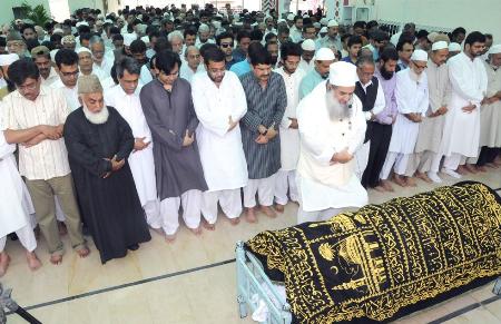 ایم کیوایم رابطہ کمیٹی کے رکن ڈاکٹر صغیرا حمد کے والد اکرام الدین جمالوی کو سوسائٹی قبرستان میں سپرد خاک کردیا گیا ۔