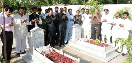 نومنتخب حق پرست اراکین صوبائی اسمبلی نے سندھ اسمبلی میں حلف اٹھانے کے بعد عزیز آباد قبرستان میں حق پرست شہداء کی قبروں اور جناح گراؤنڈ عزیز آباد میں یادگارِ شہدائے حق پر حاضری دی اور فاتحہ خوانی کی 
