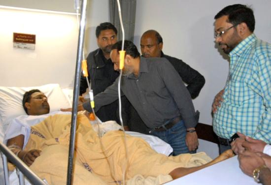 ایم کیوایم رابطہ کمیٹی کے ارکان ڈاکٹر صغیر احمد اور وسیم آفتاب کا آغا خان اسپتال کا دورہ ، سانحہ عباس ٹاؤن کے زخمیوں کی عیادت کی