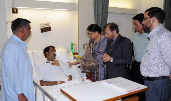 ڈاکٹر فاروق ستار ، محترمہ نسرین جلیل اور ڈاکٹر صغیر احمد نے آغا خان اسپتال کا دورہ کرکے سانحہ عباس ٹاؤن کے زخمیوں کی عیادت کی