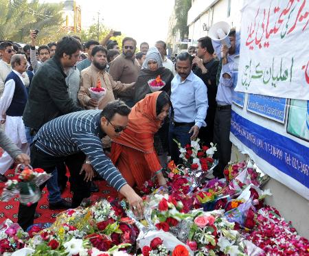Album3: MQM Workers & Supporters have laid flowers & warm messages outside local hospital for Fahad Aziz.