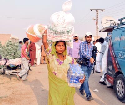 Album4 : MQM Relief Activities In Thar-First Day 