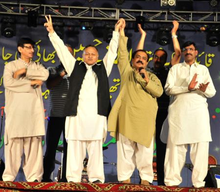 پاکستان عوامی مسلم لیگ کے صدراور این اے 246سے امیدوارمحفوظ یارخان ایم کیوایم کے امیدوار کنور نوید کے حق میں دستبردار ہوگئے۔ جناح گراؤنڈ عزیزآباد میں اجتماع میں اعلان