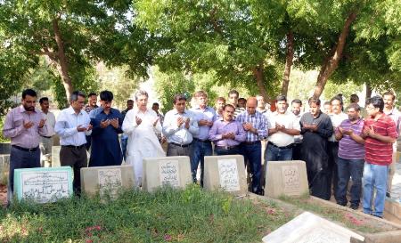نو منتخب رابطہ کمیٹی کے ڈپٹی کنوینز کی اراکین رابطہ کمیٹی، انچارج کراچی تنظیمی کمیٹی و اراکین کے ہمراہ پاپوش نگر اور عزیز آباد کے قبرستان میں جناب الطاف حسین کے والدین اور حق پرست شہداء کی قبروں پر حاضری 