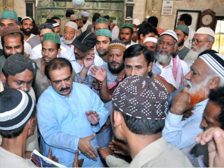 حق پرست امیدوار بر ائے کنور نوید جمیل نے نماز جمعہ لیاقت آباد نمبر 10میں جامع مسجد شہداء میں ادا کی 