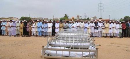 ایم کیوایم کے نمائندہ وفد کی پورٹ قاسم کے مقام پر سمندر میں ڈوب کر جاں بحق ہونیوالے افراد کی اجتماعی نماز جنازہ میں شرکت