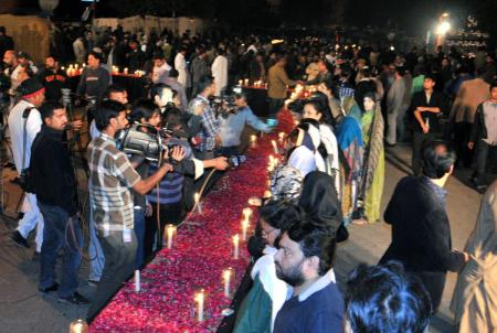 آرمی پبلک اسکول پشاور کے شہداء کی یاد میں ایم کیو ایم کی جانب سے نمائش چورنگی پر لاکھوں شمعیں روشن 