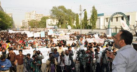 کراچی میں نئی حد بندیوں کے خلاف اہلیان کراچی کی جانب سے الیکشن کمیشن سندھ کے دفترکے باہر پرامن احتجاجی مظاہرہ