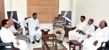 جئے سندھ قومی محاذ کے تین رکن وفد کی خورشید بیگم سیکریٹریٹ عزیزآباد میں ایم کیو ایم رابطہ کمیٹی کے اراکین سے ملاقات 