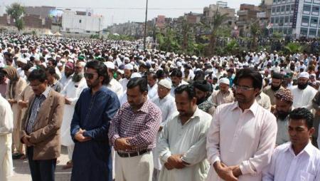 ایم کیوایم کے وفد کی رابطہ کمیٹی کے رکن سیف یار خان کے ہمراہ صاحبزادہ فضل کریم کی نماز اور تدفین میں شرکت