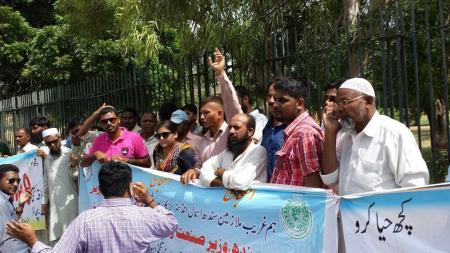 سندھ سیکریٹریٹ کے باہر محکمہ اسمال انڈسٹریز کے احتجاجی ملازمین سے حق پرست رکن سندھ اسمبلی سمیتا سید کی ملاقات