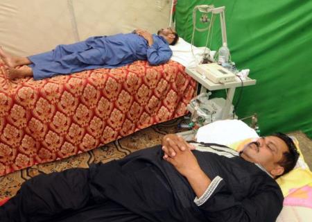 ایم کیوایم کی تادم مرگ بھوک ہڑتال کے پانچویں دن حق پرست رکن سندھ اسمبلی فیصل رفیق اور ٹاؤن ممبر شہزاد کی طبیعت خراب ہوگئی 