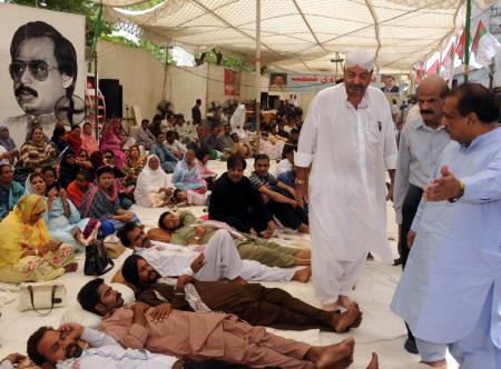 Speaker Sindh Assembly Siraj Durrani visits MQM’s hunger strike camp