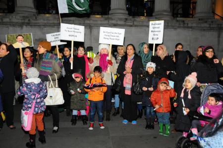 سانحہ پشاور کے شہداء کوخراج عقیدت پیش کرنے اورشہداء کے لواحقین اورمسلح افواج سے اظہاریکجہتی کیلئے ایم کیوایم کے زیراہتمام لندن میں ٹر یفلگر اسکوائرپر یادگاری تقریب منعقد کی گئی