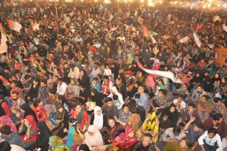 Altaf Hussain felicitates Karachiites for grand success