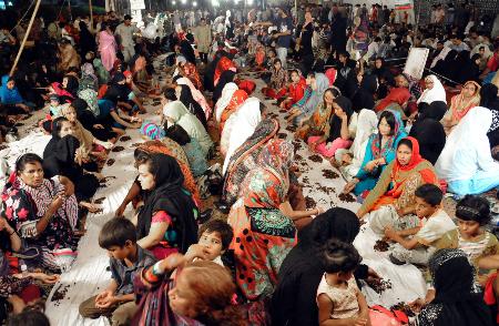 Ya Salamo prayers By Sit In Crowd At Numaish Karachi For MQM QET Altaf Hussain 