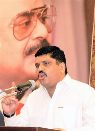 Altaf Hussain appeals people and workers to pray for the well-being of Anis Qaimkhani