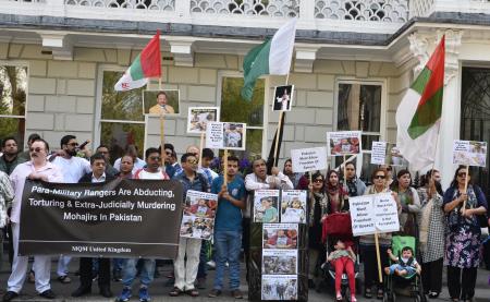 ایم کیوایم کے کارکن آفتاب احمداوردیگرکارکنوں کے ماورائے عدالت قتل اورکارکنوں کی جبری گمشدگیوں کے خلاف لندن میں پاکستان ہائی کمیشن کے سامنے ایم کیوایم کا احتجاجی مظاہرہ 
