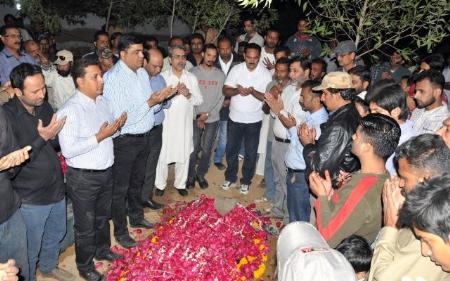 ایم کیوایم نارتھ کراچی سیکٹر کے کارکن محمد عادل شہید کو ہزاروں سوگواران کی آہوں اور سسکیوں میں شہداء قبرستان میں سپرد خاک کردیا گیا