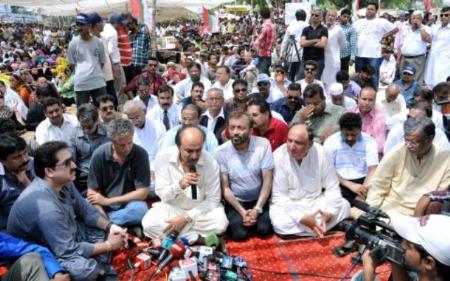 Album5 Day 2: MQM Workers & Supporters gathered at Numaish Karachi to Show Solidarity with QET Altaf Hussain