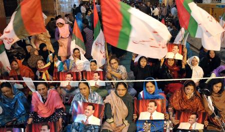 People of Pakistan show their soladirity with MQM Founder and Leader Altaf Hussain