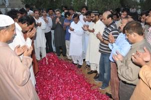 Father of Dr Khalid Maqbool Siddiqui laid to rest at Yasinabad graveyard
