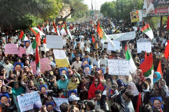 حیدرآباد یونیورسٹی کے قیام کے خلاف دیئے گئے متعصبانہ بیان کے خلاف سندھ کے عوام اپنے پرامن احتجاج کو اس وقت تک جاری رکھیں گے جب تک سندھ اسمبلی حیدرآباد یونیورسٹی کے قیام کا بل منظور نہیں کرلیتی، ڈاکٹر فاروق ستار