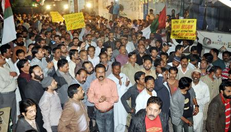 People Of Hyderabad Show Their Soladirity With MQM Founder And Leader Altaf Hussain  