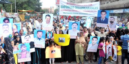 ایم کیو ایم لاپتہ افراد کمیٹی کے زیر اہتمام ایم کیو ایم کے جبری گمشدہ کئے گئے کارکنان اورہمدردوں کے اہل خانہ کی  جانب سے کراچی پریس کلب کے باہر احتجاجی مظاہرہ 