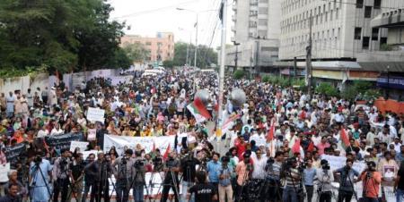ایم کیوایم کے زیراہتمام کارکنان کے ماورائے عدالت قتل کے خلاف کراچی پریس کلب کے باہراحتجاجی مظاہرہ
