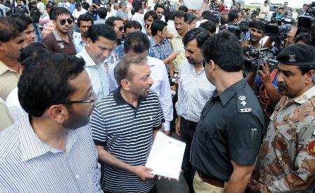 کراچی میں برطانیہ کے ڈپٹی ہائی کمیشن کے دفتر کے باہر ایم کیوایم کے ارکان پارلیمنٹرین کا زبردست احتجاجی مظاہرہ  لندن میں الطاف حسین کی رہائشگاہ پر چھاپے کے اقدام کے خلاف یاداشت برطانوی سفارتخانے میں جمع کرائی 