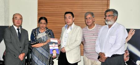 پاکستان میں متعین جاپان کے فرسٹ سیکریٹریKATSUNORI ASHIDA کی خورشید بیگم سیکریٹریٹ عزیز آبادمیں سینٹر نسرین جلیل سے ملاقات