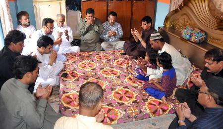 ایم کیوایم کی رابطہ کمیٹی کے ڈپٹی کنوینر اور اراکین رابطہ کمیٹی کا عید الفطر کے موقع پر کراچی اور حیدرآباد میں حق پرست شہداء کے گھروں کا دورہ 