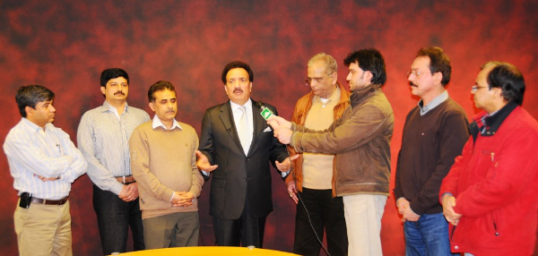 Rehman Malik meets members of the Co-ordination Committee of MQM in London