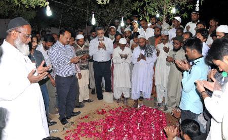 MQM’s  PIB Sector worker Salamat Ali Khan was laid to rest amidst sobs and wails in the Martyrs Graveyard