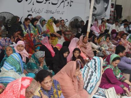 Express Tribune: Fight for Rights: Three more workers faint as MQM’s hunger strike continues