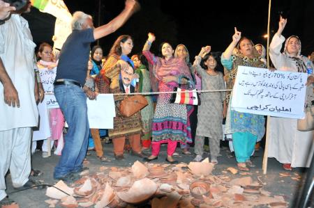 کراچی میں پانی کے شدید بحران کے خلاف ایم کیوا یم سراپا احتجاج