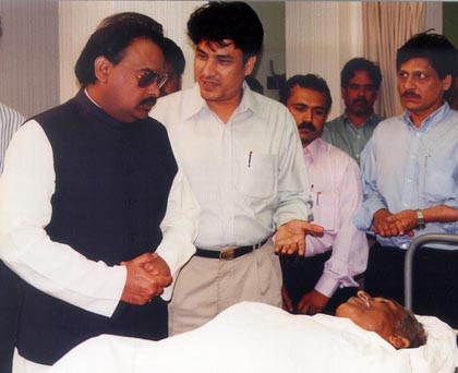 Mr. Altaf Hussain paying his last respect to Zahid Akhtar -- 13 July 1999